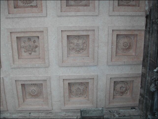 062-le plafond de la maison carree